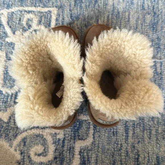 UGG Bailey button chestnut brown girls 13 - Picture 2 of 11
